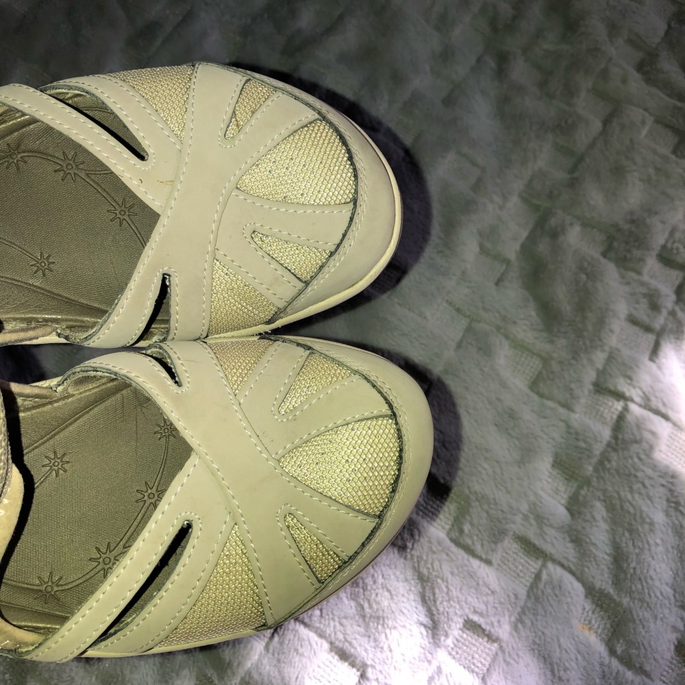 Shoes - Picture 6 of 7
